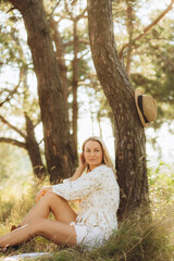 Naklejka premium enchanted woman paints a picture in the forest