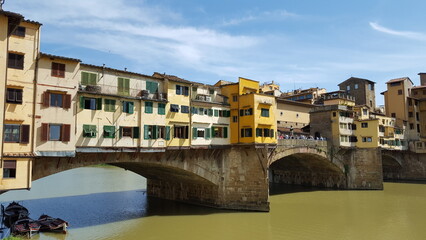Fototapeta na wymiar The famous Ponte Vecchio in Florence, Italy in the daylight