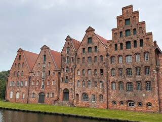Fototapeta na wymiar Lagerhäuser aus Backstein in Lübeck