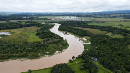 Fototapeta na wymiar Foto aérea do Rio Paraíba do Sul