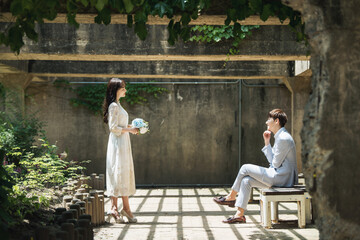 Obraz premium A loving couple is taking wedding photos outdoors for their wedding.