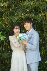 Obraz premium A loving couple is taking wedding photos outdoors for their wedding.