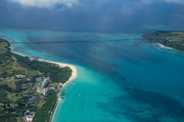 Fototapeta na wymiar 空から見た宮古島の海と来間大橋