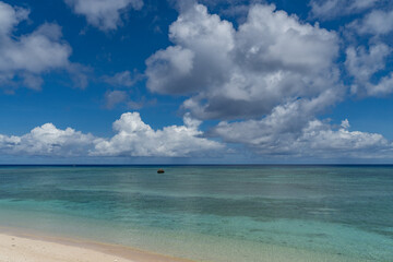 沖縄県多良間島のビーチと夏空