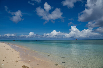 沖縄県多良間島のビーチと夏空