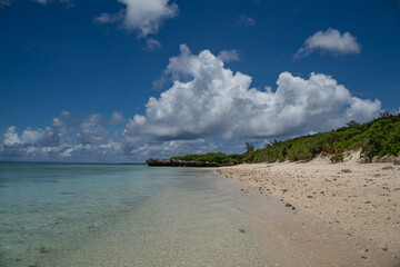 沖縄県多良間島のビーチと夏空