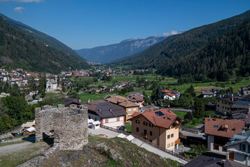 Fototapeta na wymiar Il paese di Osanna (TN), in Val di Sole visto dai bastioni del castello di San Michele.