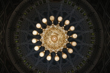 Kronleuchter in einer Moschee im Oman