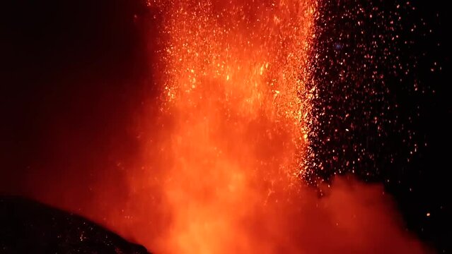 Etna - Eruzione vulcano con forti esplosioni di lava e gas viste in dettaglio  durante la notte