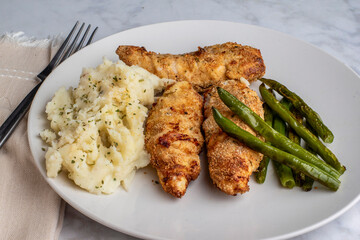   chicken tenders with sauteed  green beans and mashed potatoes