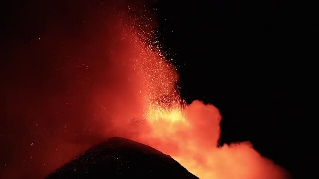 Sicilia - Eruzione vulcano Etna con forti esplosioni di lava e gas viste in dettaglio  durante la notte