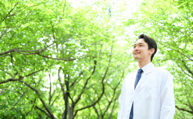 白衣を着た日本人男性