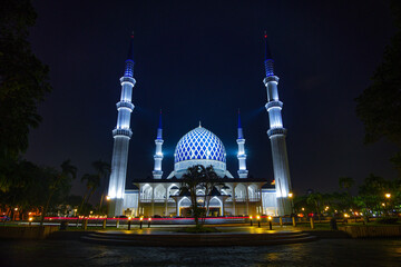 blue mosque at night © Syafiq Shoif