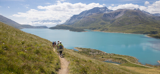 randonneurs  en été au dessus du lac du Mont-Cenis situé dans le massif du Mont-Cenis à 1 974 m...