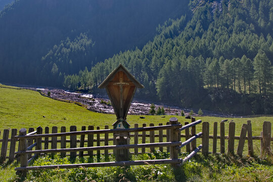 Wegkreuz am wanderweg im Pfossental
