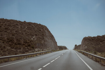 Autostrada spagnola deserta che attraversa una montagna tagliata dall'uomo