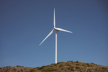 Pala eolica su sfondo di cielo blu, Andalucía, Spagna