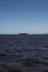 Nave porta container al largo dello stretto di Gibilterra