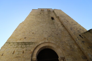L'&eacute;glise Saint Sigismond, village de Larressingle, d&eacute;partement du Gers, France