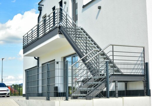 Stahl-Au&szlig;entreppe an einem neu gebauten Gewerbegeb&auml;ude mit teilweiser Wohnnutzung