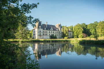 Fototapeta na wymiar Chateau mit Spiegelung