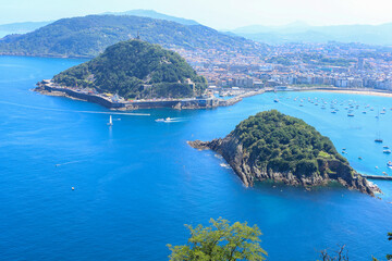 Naklejka premium Panoramic view of San Sebastian city surrounded by mountains from Monte Urgull viewpoint