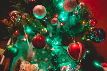 Obraz na płótnie Canvas Holiday joy: detail of colorful christmas tree balls and decorations in a beautifully decorated christmas tree with copy space