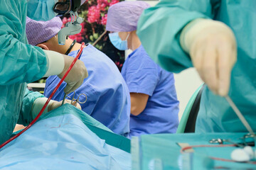 Fototapeta Lekarze, operatorzy, chirurdzy, laryngolodzy przy pracy. Trwa operacja na sali operacyjnej, bloku operacyjnym.  obraz