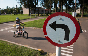 Niño en bicicleta aprendiendo señales de tránsito