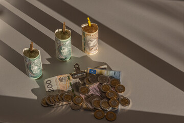 Coins and bills in denominations of 100 and 200 zlotys located next to scattered coins and driver's license with registration card. The concept of penalties and offenses and the loss of the license 