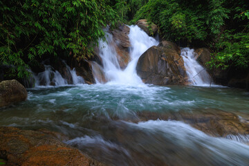 Obraz premium Krating waterfall in the rainy season and refreshing greenery forest in the national park of Khao Khitchakut Chanthaburi province Thailand, for background wallpaper,
