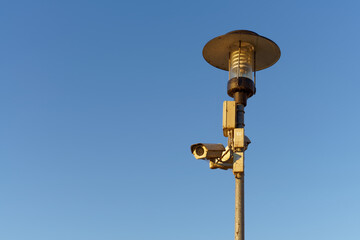 Kamera monitoringu na lampie ulicznej. - obrazy, fototapety, plakaty
