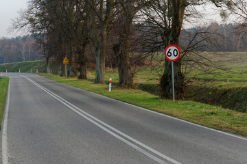 Znak drogowy, ograniczenie prędkości. - obrazy, fototapety, plakaty