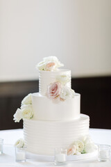Obraz na płótnie Canvas wedding cake with roses