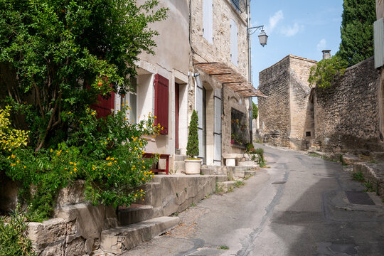 Fototapeta Villeneuve-les-Avignon, France: streets and castle of the medieval village