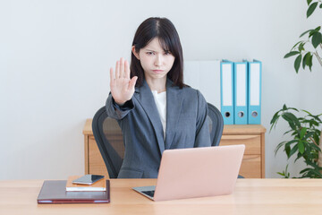 オフィスで仕事する女性（ビジネス・ビジネスウーマン）