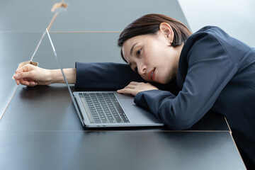 疲れた女性　ビジネスウーマン