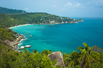 Fototapeta na wymiar Tropical island paradise in Thailand, Koh Tao. View from John-Suwan Viewpoint on Shark Bay