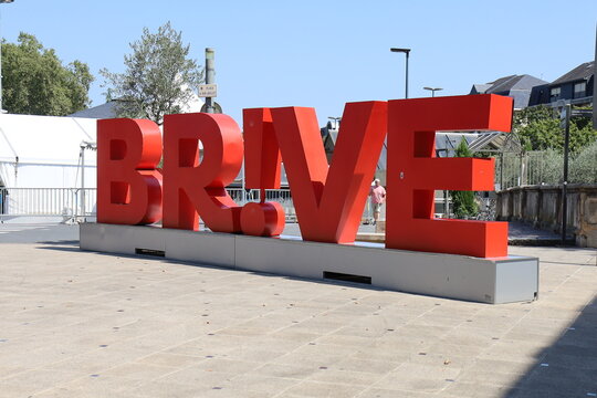 Le logo de Brive devant le th&eacute;&acirc;tre, ville de Brive La Gaillarde, d&eacute;partement de la Corr&egrave;ze, France