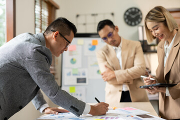 Fototapeta premium Group of Asian businessmen met, gave presentations, talked and exchanged knowledge at the office.