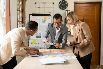Obraz premium Group of Asian businessmen met, gave presentations, talked and exchanged knowledge at the office.