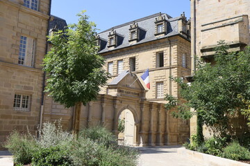 Fototapeta na wymiar La mairie, vue de l'extérieur, ville de Brive La Gaillarde, département de la Corrèze, France