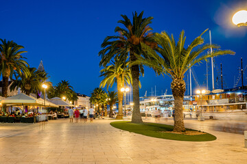 Trogir, zabytkowe miasto portowe w Chorwacji nad morzem Adriatyckim, nocą. - obrazy, fototapety, plakaty