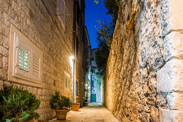 Trogir, zabytkowe miasto portowe w Chorwacji nad morzem Adriatyckim, nocą. - obrazy, fototapety, plakaty