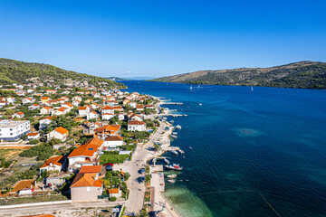 Wybrzeże Morza Adriatyckiego w Chorwacji, okolice miejscowości Poljica i Marina. Panorama latem z lotu ptaka.