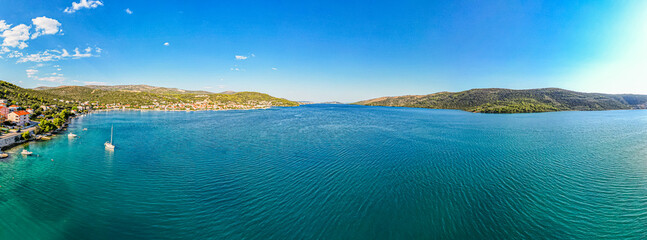 Wybrzeże Morza Adriatyckiego w Chorwacji, okolice miejscowości Poljica i Marina. Panorama latem z...