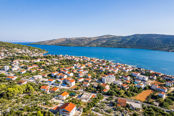 Wybrzeże Morza Adriatyckiego w Chorwacji, okolice miejscowości Poljica i Marina. Panorama latem z lotu ptaka. - obrazy, fototapety, plakaty