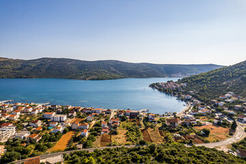 Wybrzeże Morza Adriatyckiego w Chorwacji, okolice miejscowości Poljica i Marina. Panorama latem z lotu ptaka. - obrazy, fototapety, plakaty