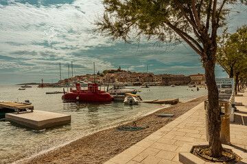Plaż i przystań jachtowa w Chorwacji. Primosten - obrazy, fototapety, plakaty