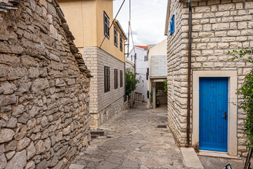 Stare zabytkowe miasto Primosten w Chorwacji z charakterystycznymi uliczkami.
